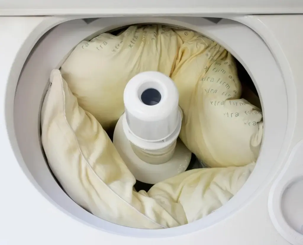 Giặt ruột gối bông gòn đúng phương pháp để có gối đẹp và bền lâu