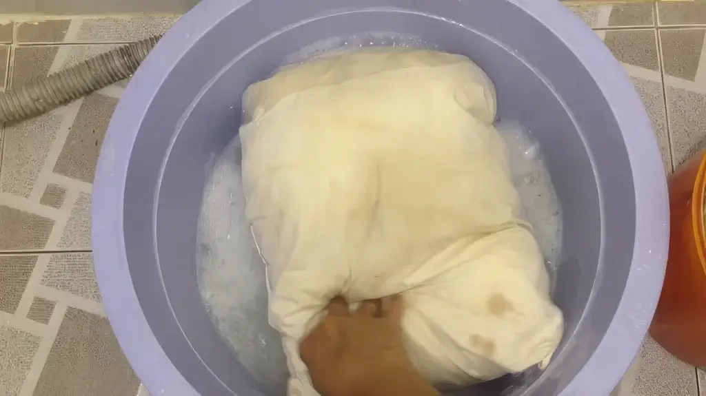 Giặt ruột gối bông gòn đúng phương pháp để có gối đẹp và bền lâu