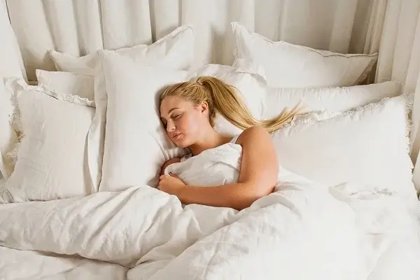 Vì sao khách sạn thường để 2 gối cho một giường đơn? Đừng tưởng trang trí, đây mới là lý do