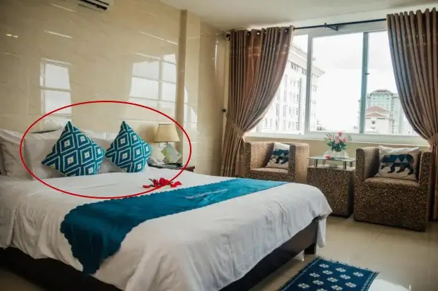 Vì sao khách sạn thường để 2 gối cho một giường đơn? Đừng tưởng trang trí, đây mới là lý do