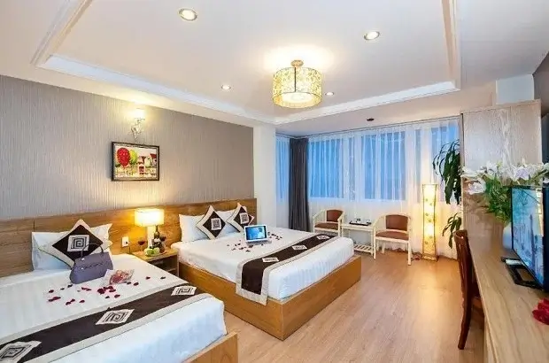 Vì sao khách sạn thường để 2 gối cho một giường đơn? Đừng tưởng trang trí, đây mới là lý do