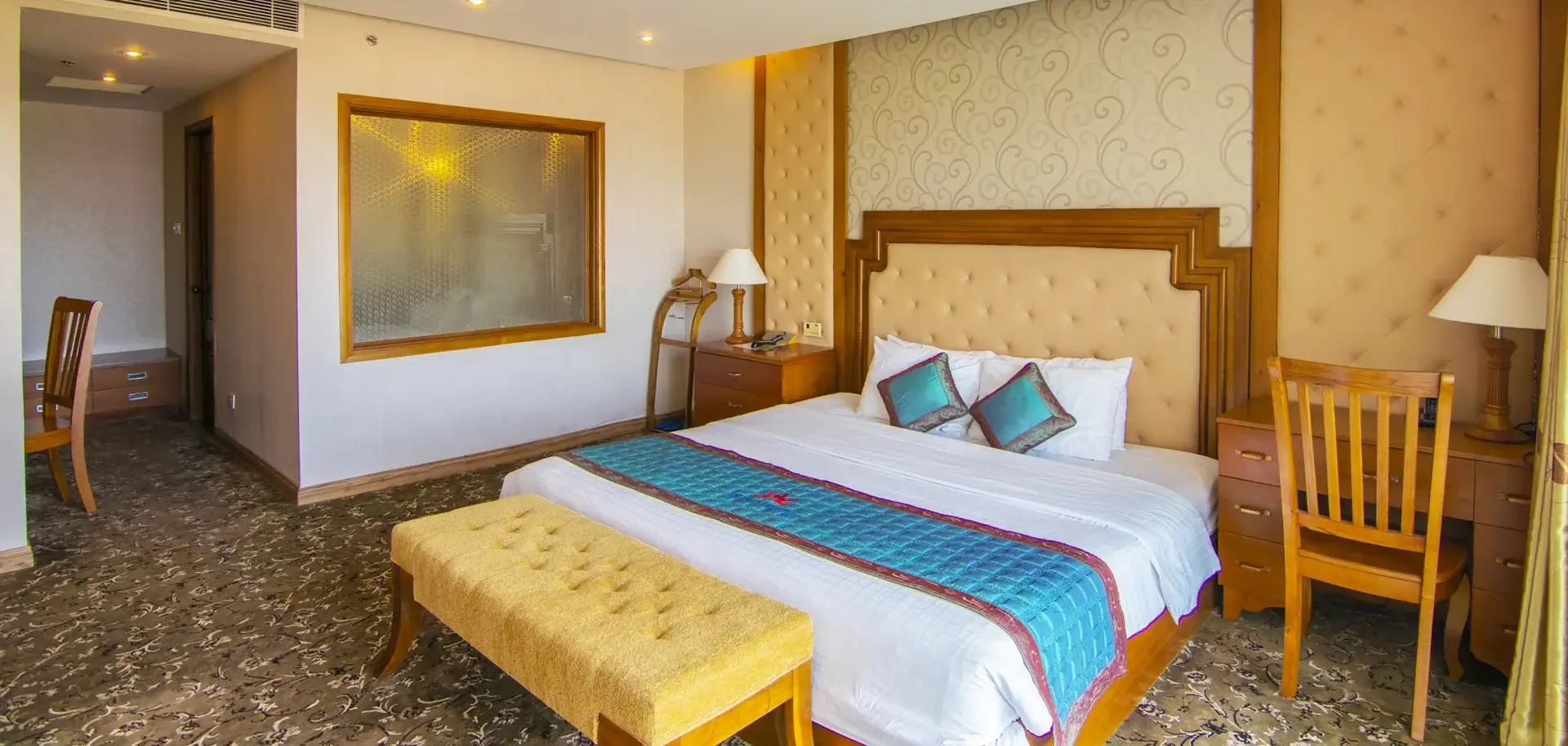 Vì sao khách sạn thường để 2 gối cho một giường đơn? Đừng tưởng trang trí, đây mới là lý do